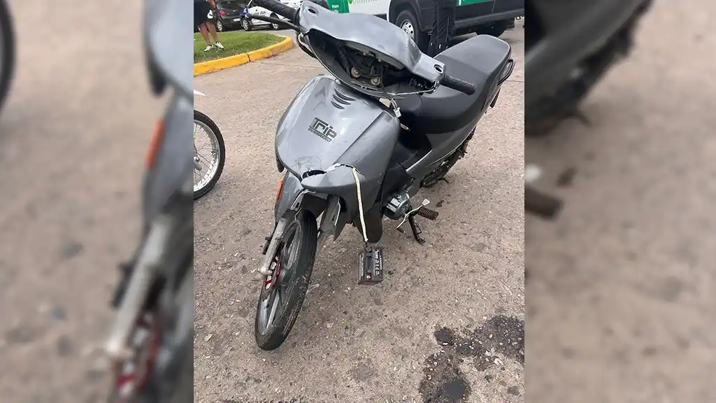 Un menor en moto chocó con camión en barrio Sarmiento