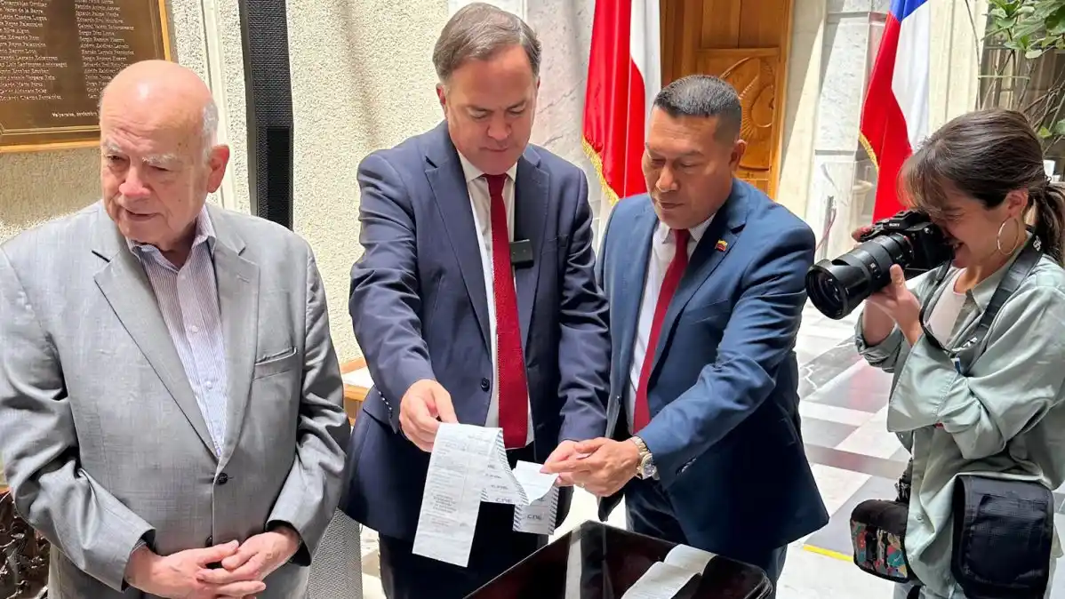 Oposición venezolana presentó a senadores chilenos actas que «comprueban» presunto triunfo de Edmundo González (VIDEO)
