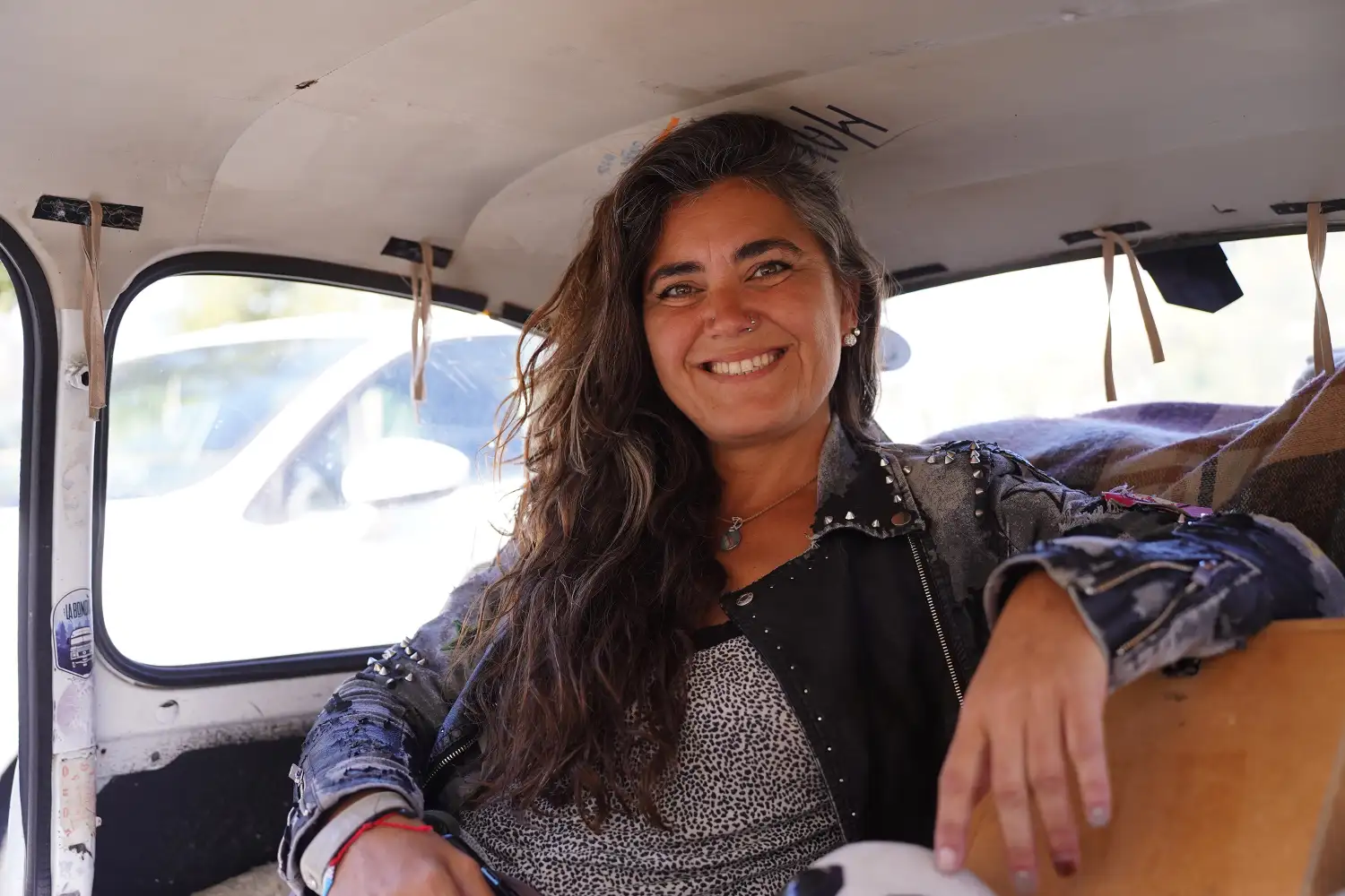 daniela bailo giordana viaja en un fiat 600