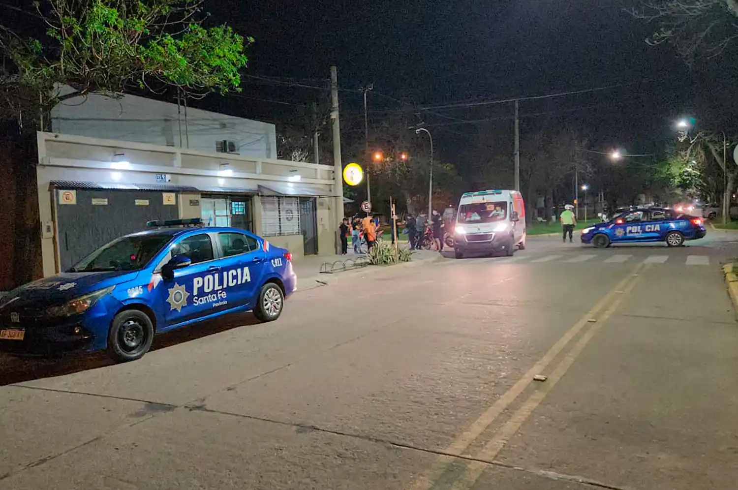 accidente choque noche policia patrullero ambulancia sies 107 bollinger jaime ferre siniestro vial barrio italia - 4