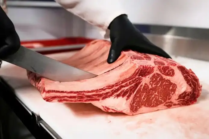 La diferencia de precios entre la carne vacuna, el pollo y el cerdo profundizó el cambio de hábitos de consumo en los hogares.
