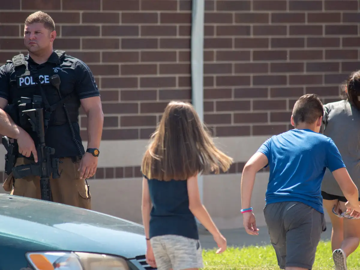 Dos tiroteos contra una escuela y un restaurante sacuden a Estados Unidos