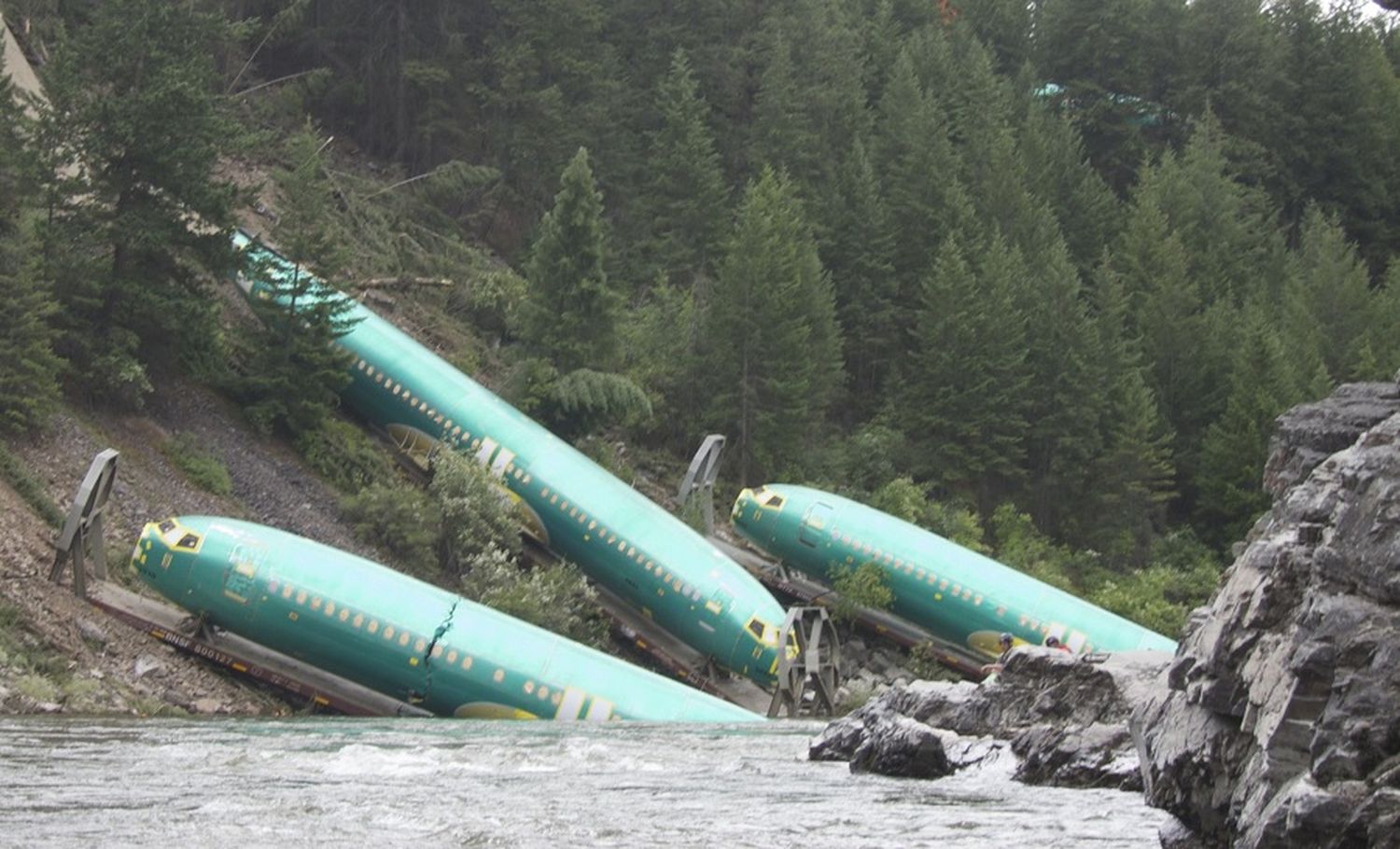 Fuselajes de Boeing 737 terminan en un río tras descarrilar el tren que los llevaba