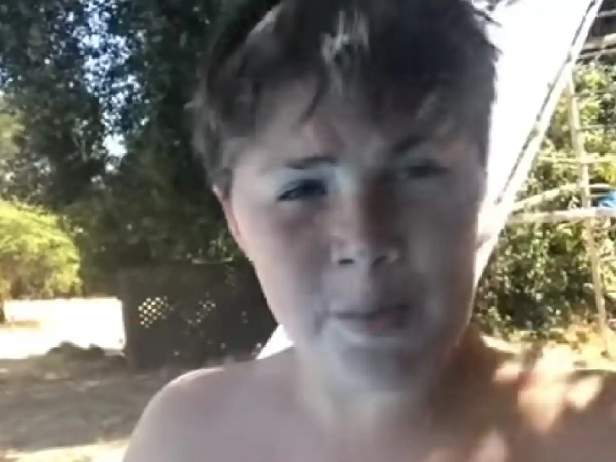 El nene del "funeral de Chimuelo" lanzó su carrera como youtuber