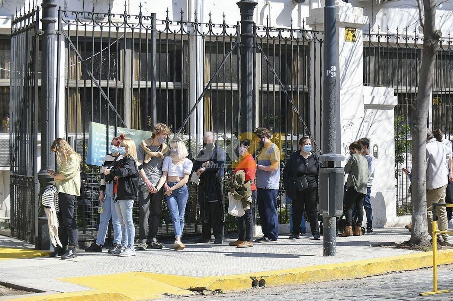 Prendió fuego las boletas del cuarto oscuro y casi provoca un incendio