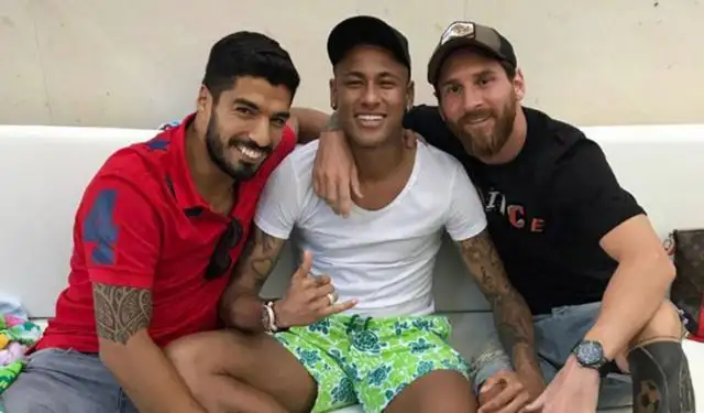 Neymar visitó a Messi y se volvió a París con una denuncia del Barcelona