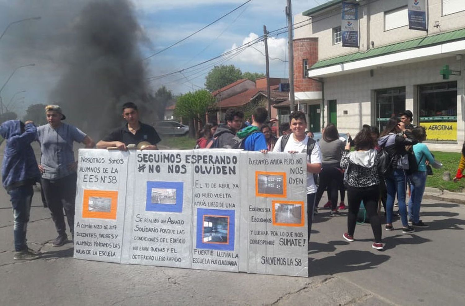 Con un corte de calle, reclaman la reapertura de la Secundaria N°58