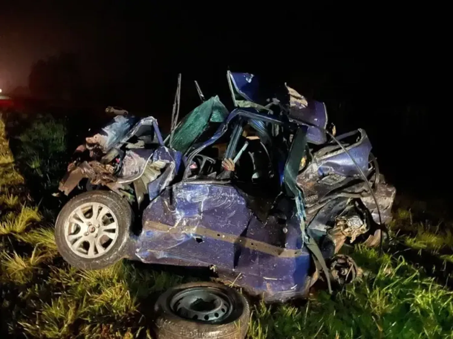 imagen Dos heridos graves tras violento choque entre dos autos y un camión en Ruta 12