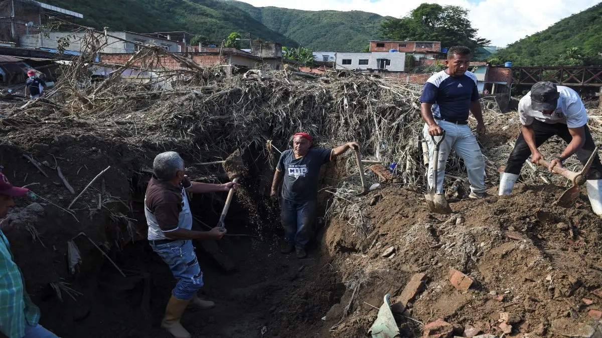 ENTRE LA TRISTEZA Y LA RESIGNACIÓN realizan el sepelio de las más de 30 víctimas de la tragedia de Las Tejerías