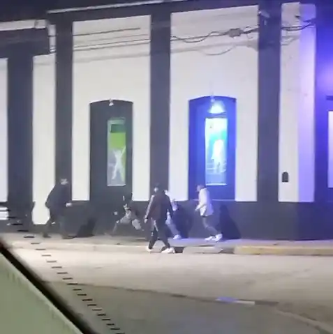 Intentaron agredir a personal de seguridad de un boliche en Chaves con al menos un cuchillo (Video)