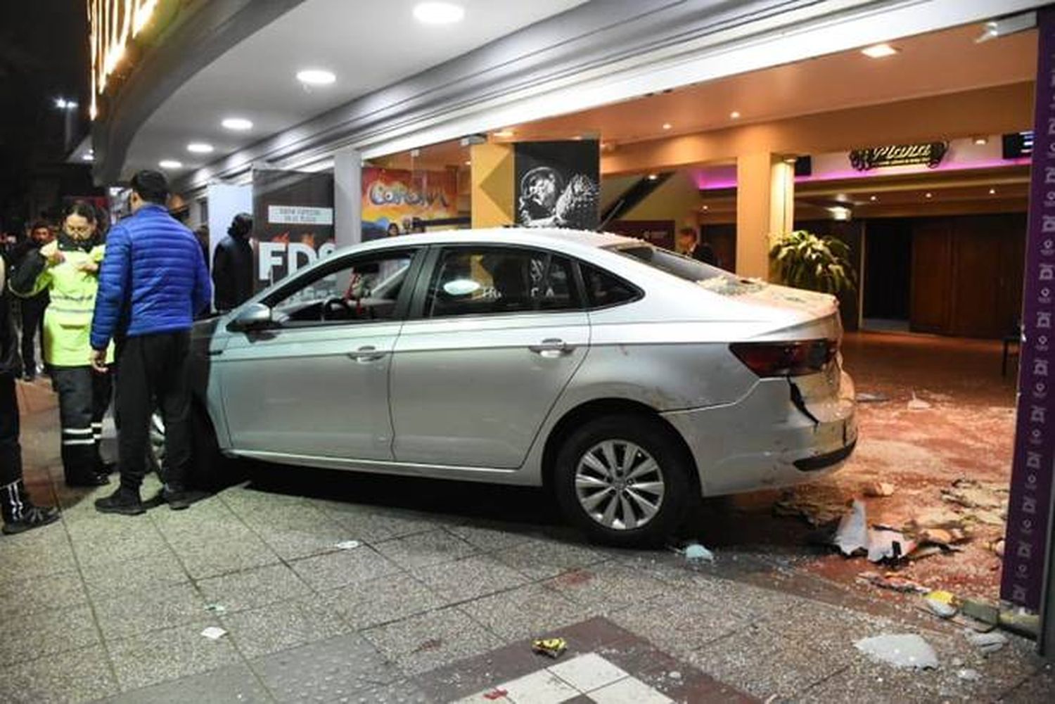 Auto se incrustó en un teatro y atropelló a decenas de personas