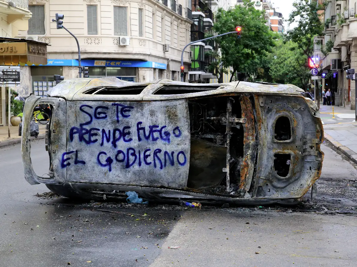 La Policía reprimió una protesta pacífica durante la madrugada 