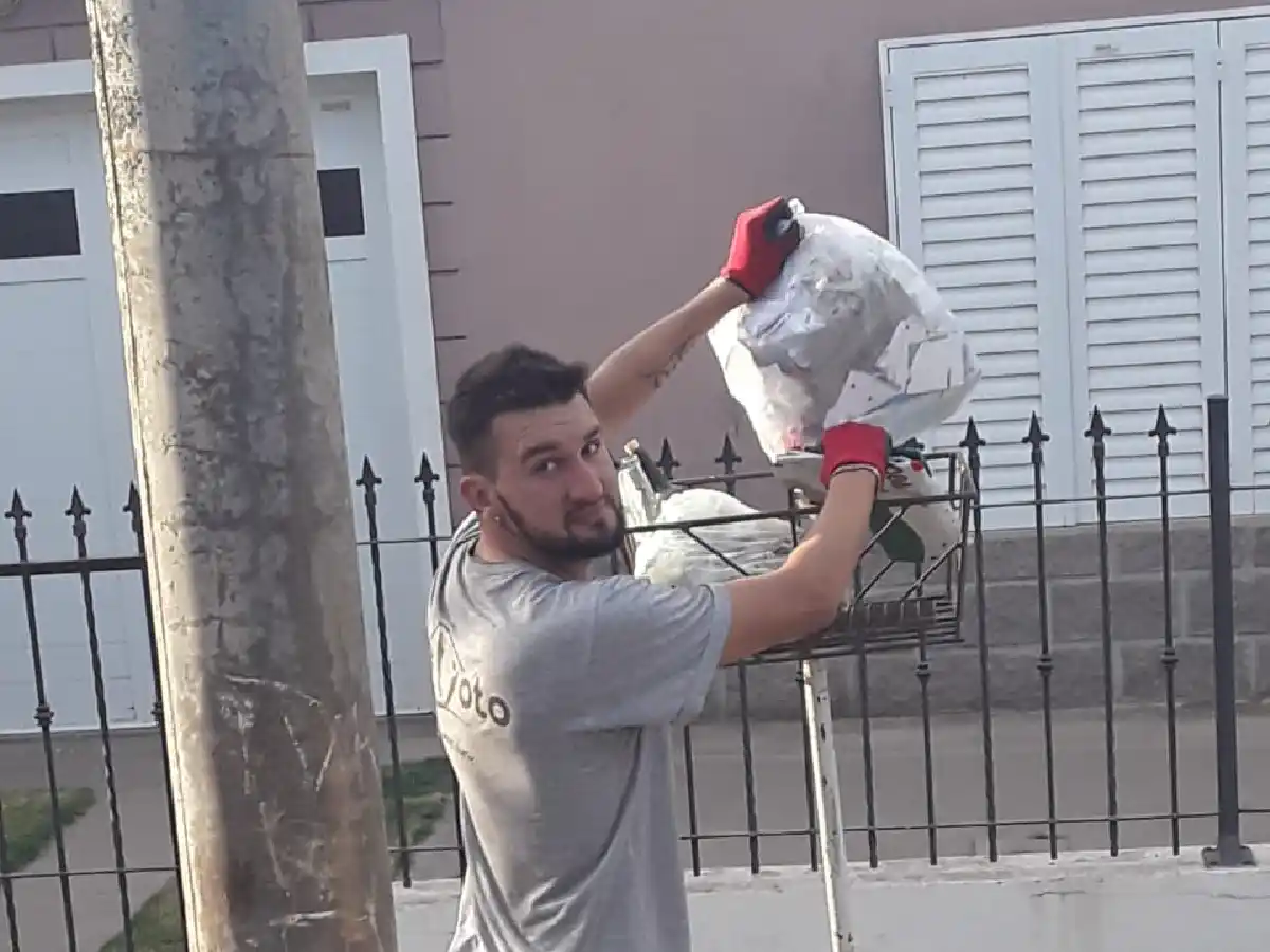 JonJonatan trabaja  como  recolector en su pueblo y es  el abanderado del Cenma                                