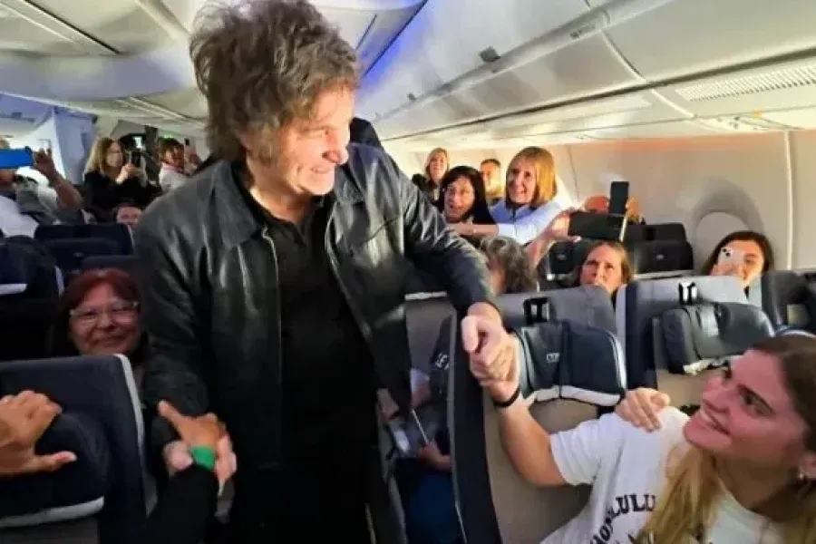 Milei dejará de viajar en vuelos comerciales