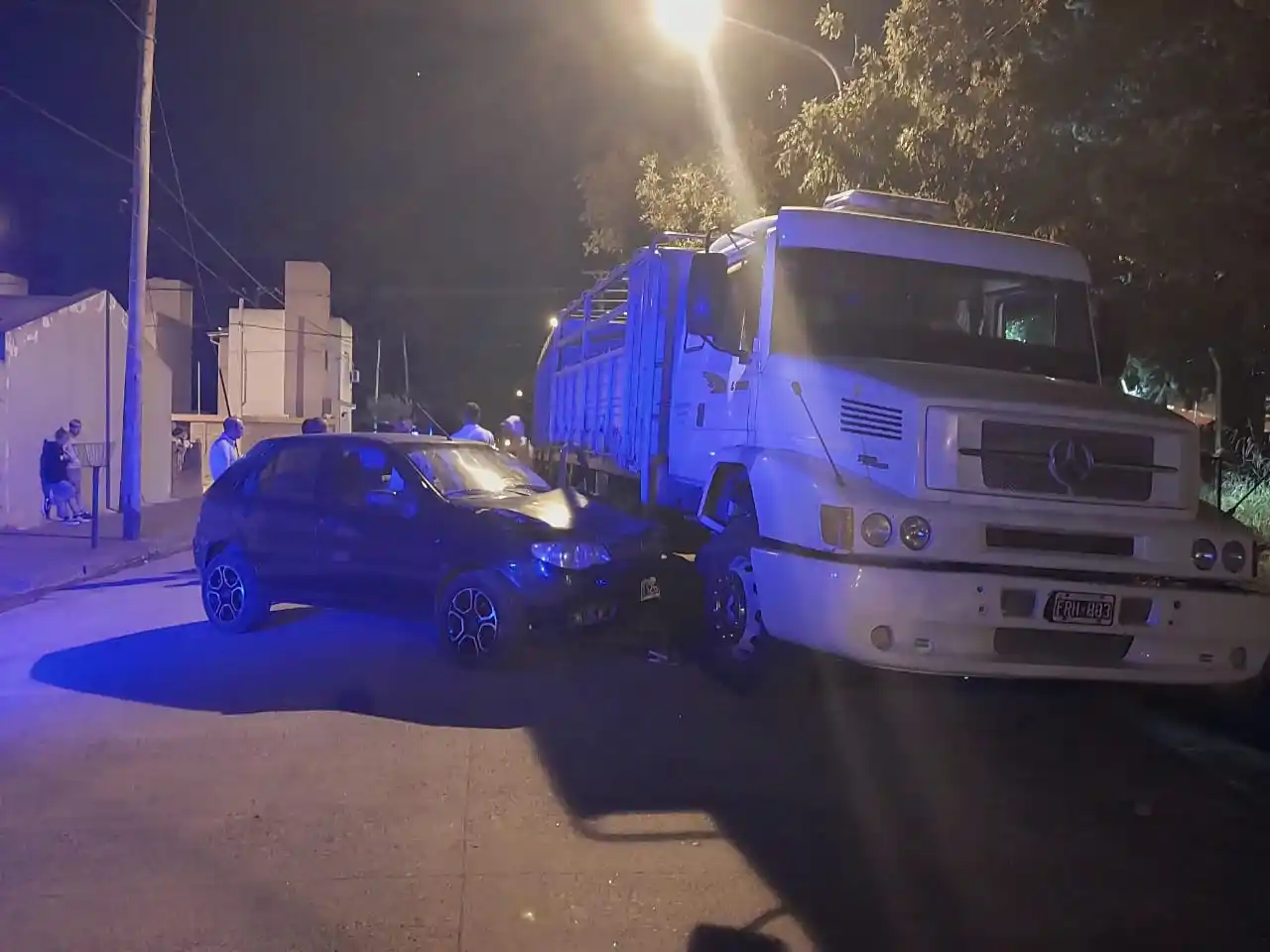Colisión entre un camión y un automóvil en la intersección de Lester y Casacuberta.