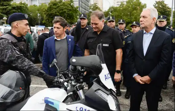 Kicillof refuerza la seguridad en La Plata con nuevos patrulleros y motos