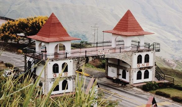 A punto de quemarse sede de la GNB en la Colonia Tovar
