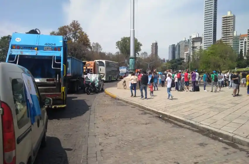 Ni la lluvia los detuvo: gremios y organizaciones sociales se movilizaron por el Día de la Lealtad