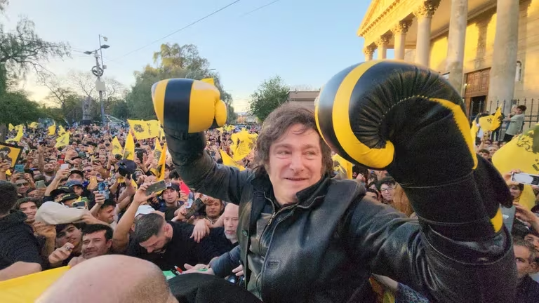 Milei se enfoca en los “votos huérfanos”: prepara una caravana en Santa Fe y cerrará su campaña en Córdoba