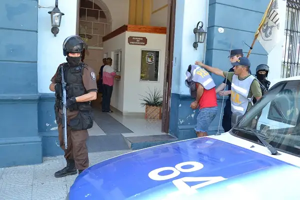 Dos detenidos: Secuestraron 20 “petacas” de cocaína