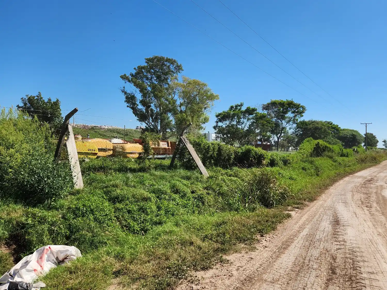 Alambrado caído en el frente del Complejo Ambiental