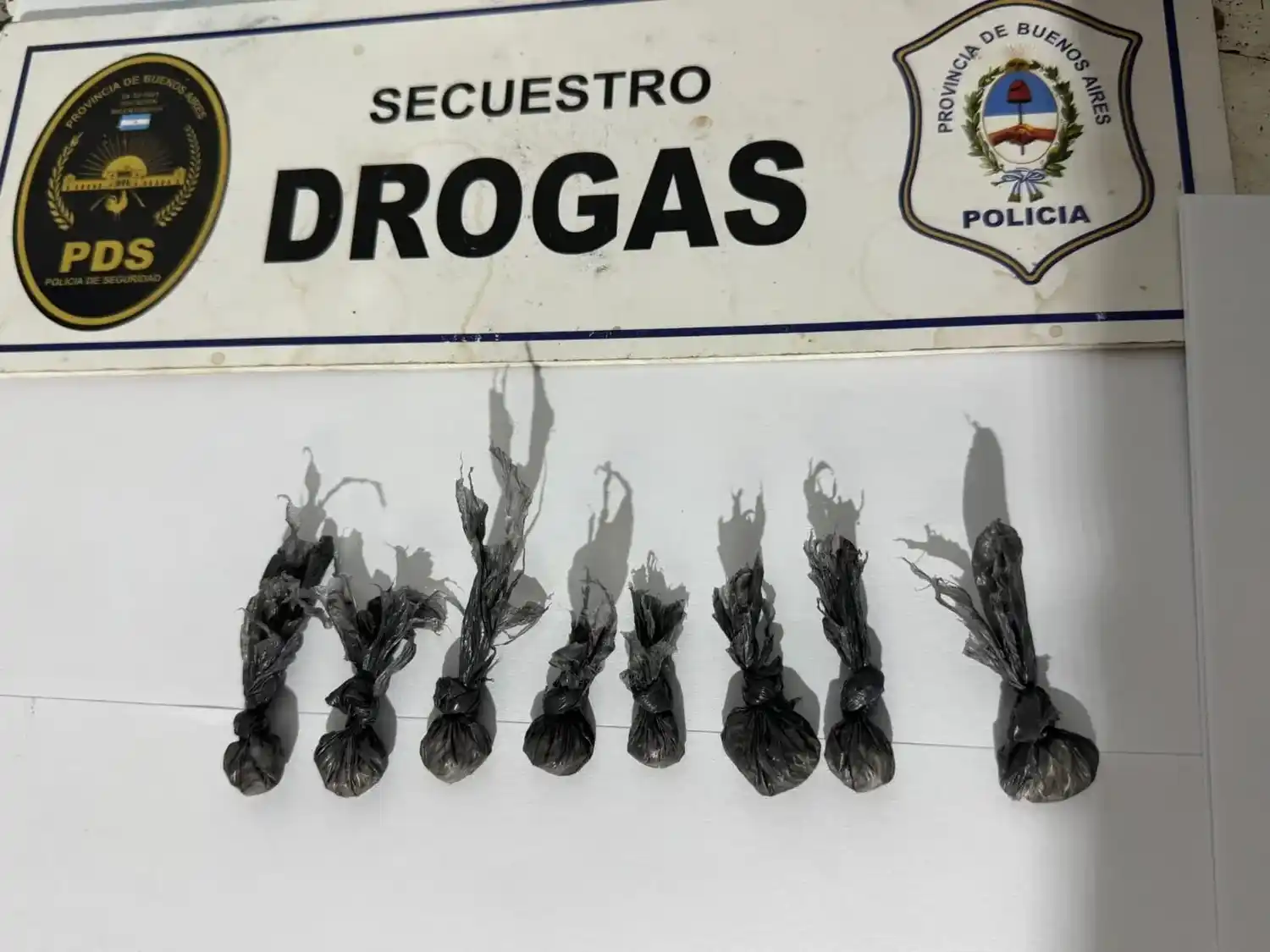 Circulaba en moto sin patente y lo descubrieron con cocaína fraccionada para la venta