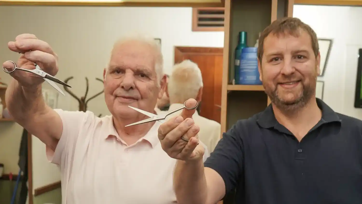 Los Llamazares. “Manolo” y Rodrigo, en la peluquería
