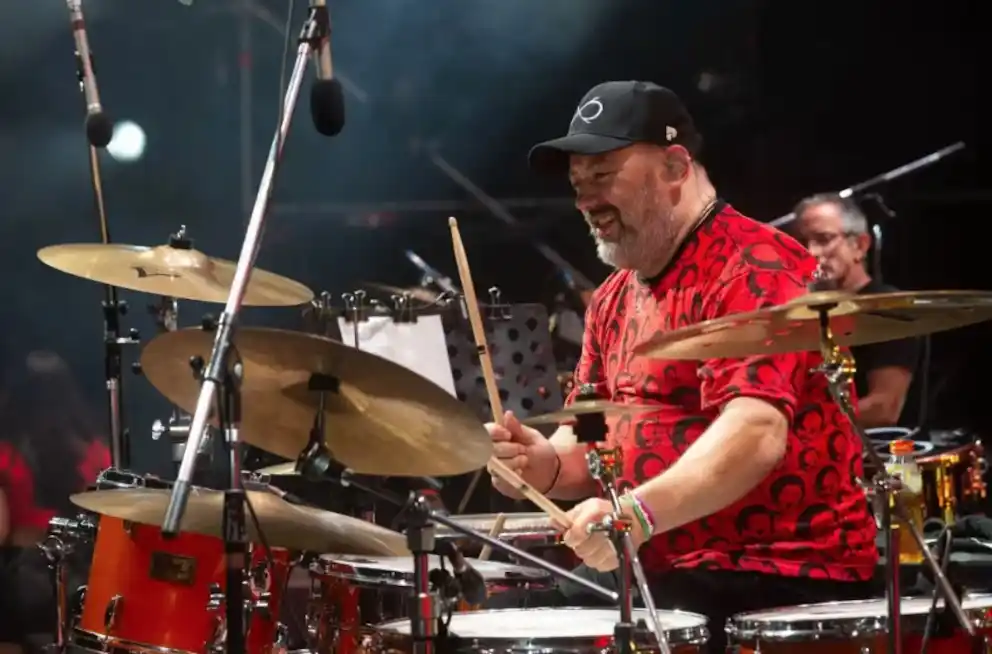 Buira fue una figura clave en los inicios de Los Piojos, banda que comenzó a gestarse en Ciudad Jardín a fines de la década del 80.