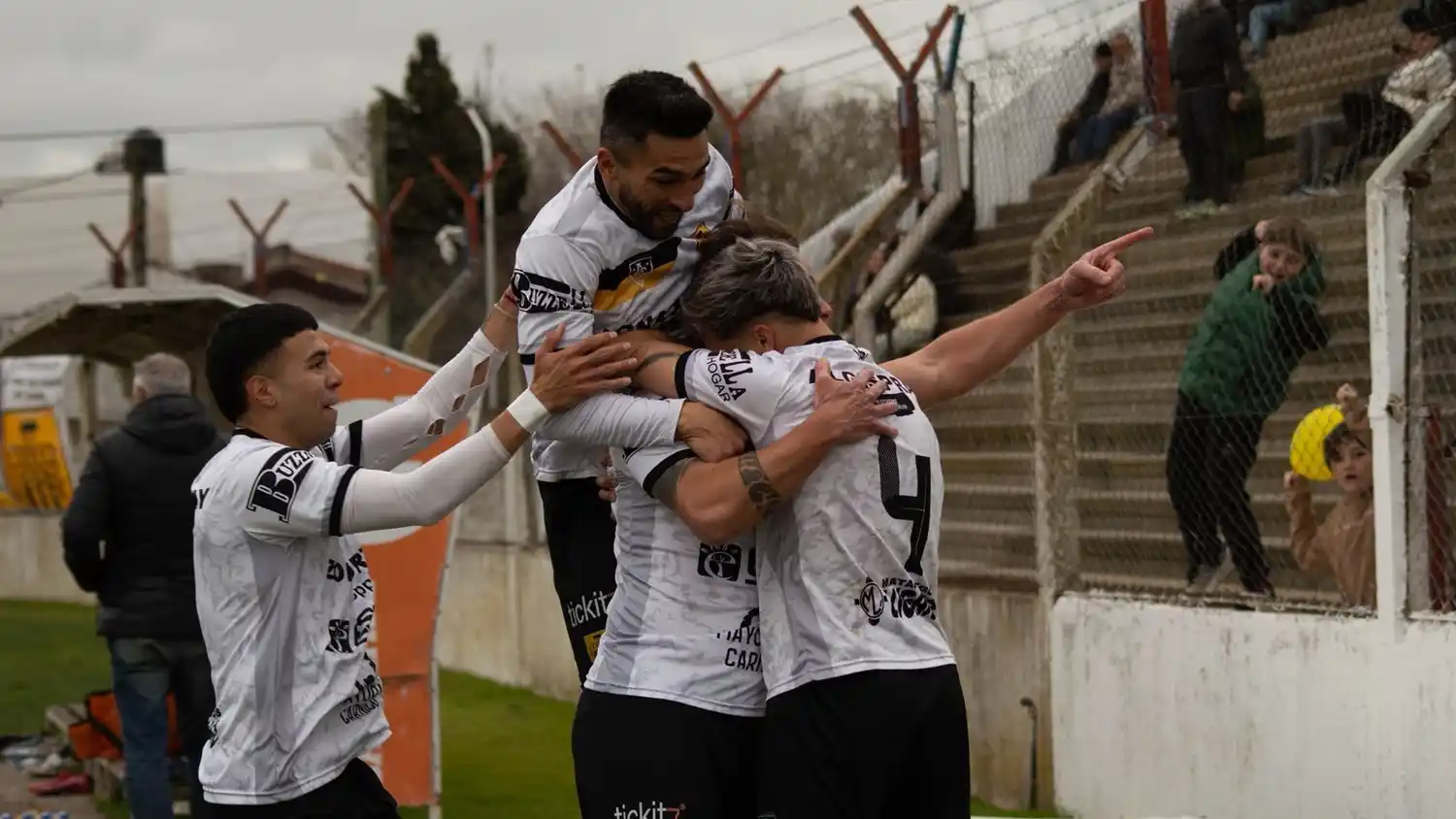 FOTO @JOSSEFINA.PH Santamarina va por otro festejo.