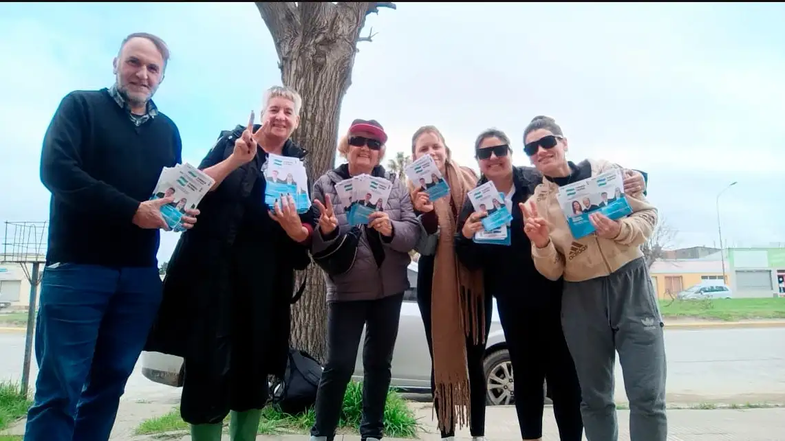 En barrio Norte. Militantes de Fuerza Patria repartieron boletas