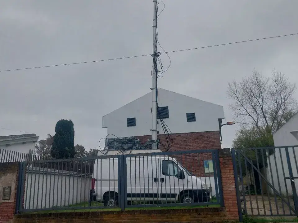 En enero de este año, tras el incendio, Movistar reemplazó la antena en Reta con un equipo provisorio –de menor alcance- que se montó sobre un vehículo utilitario
