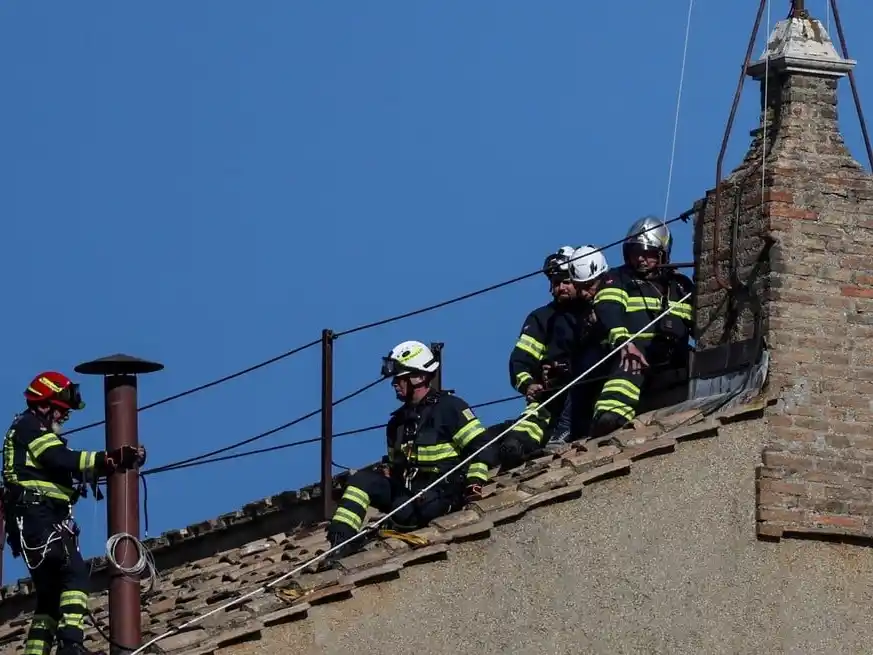 El Vaticano ya instaló la chimenea en la Capilla Sixtina para el cónclave