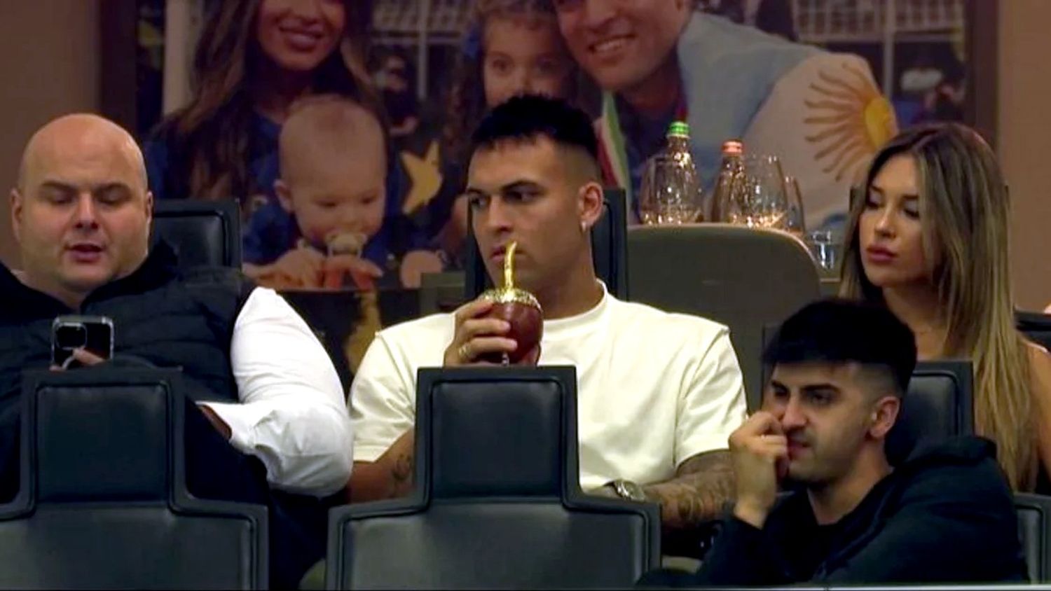 El bahiense, en el palco, con el mate, rodeado de familiares y amigos.