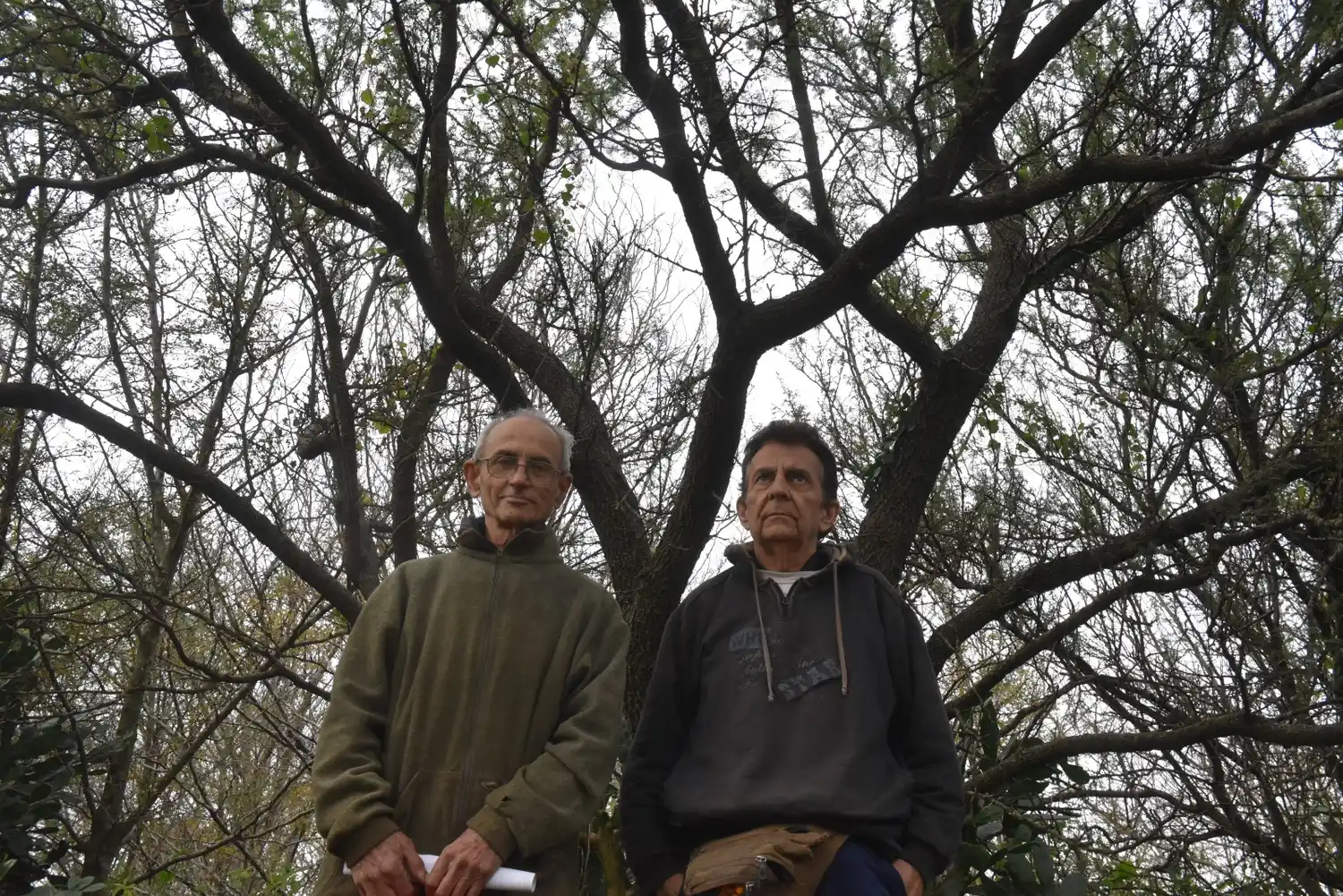 Víctor y Emilio Botta recorren diariamente la Reserva Natural Urbana Municipal Piquillay.