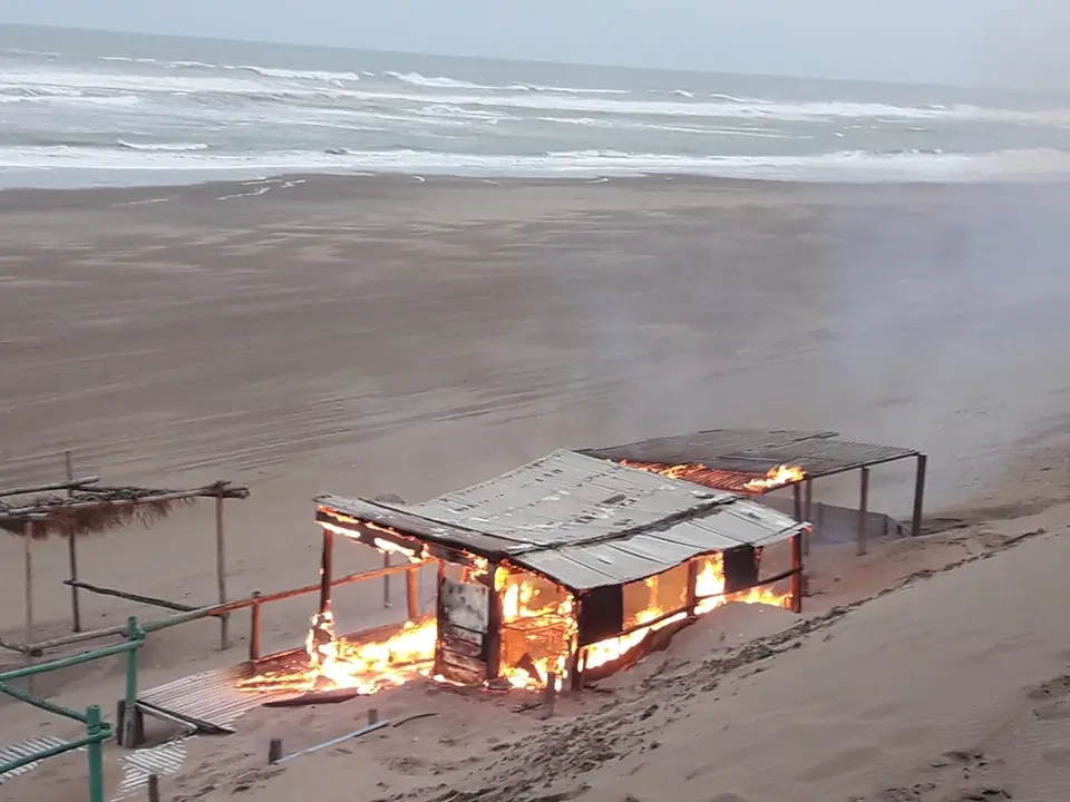 Las llamas destruyeron la estructura de un bar de playa