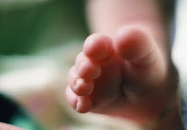 Un bebé tenía golpes y fracturas: detuvieron a sus padres, acusados de agredirlo