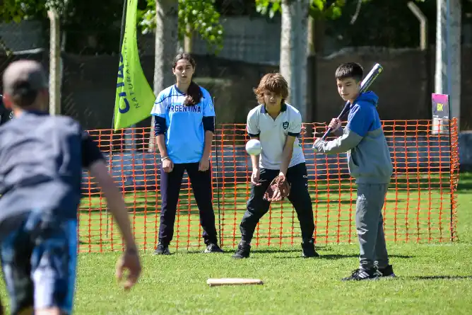 Se realzó el primer encuentro de Softbol escolar en Chascomús