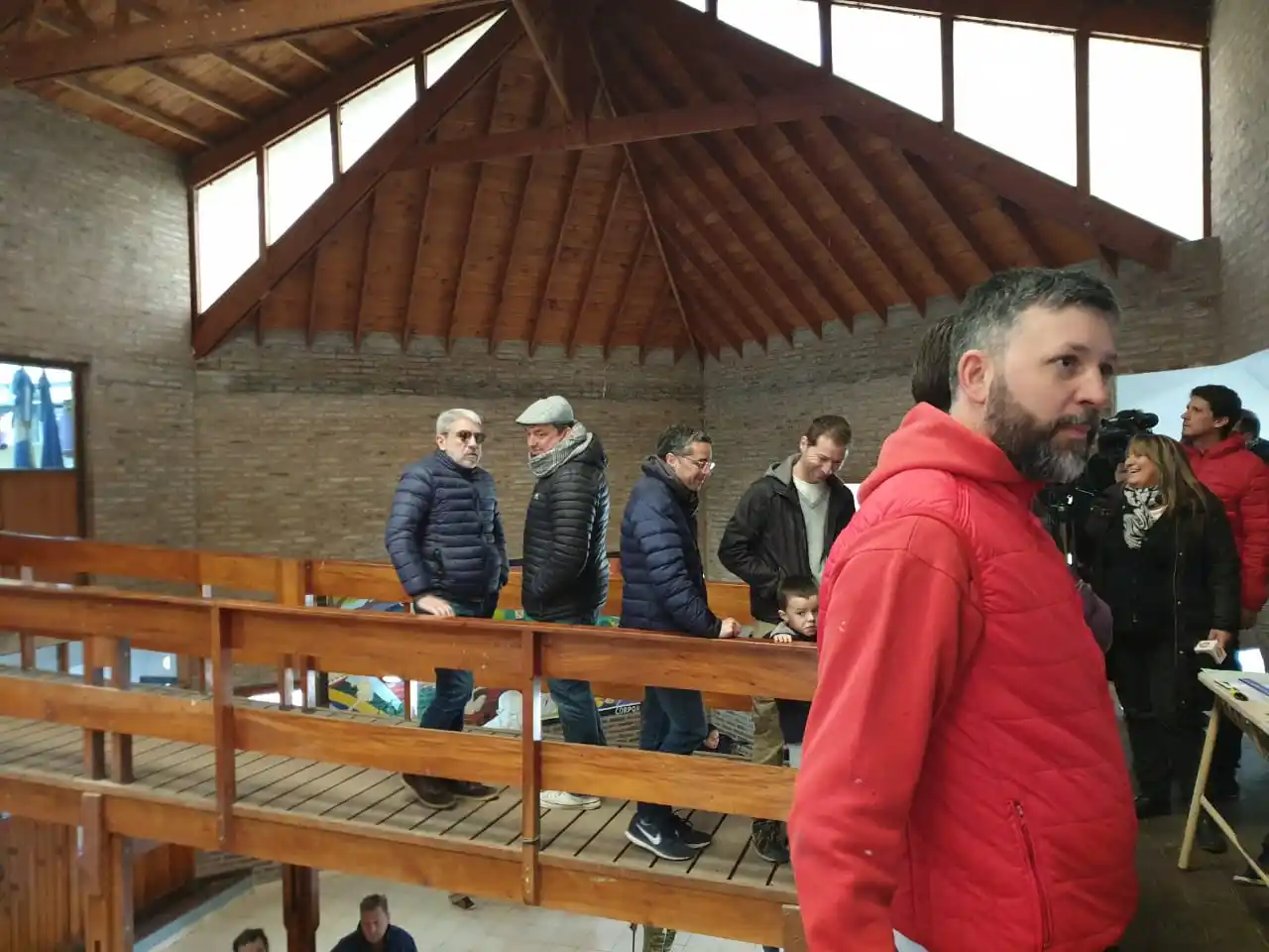 Aníbal Fernández votó en Pinamar: Entró apurado, con anteojos y esquivó a la prensa