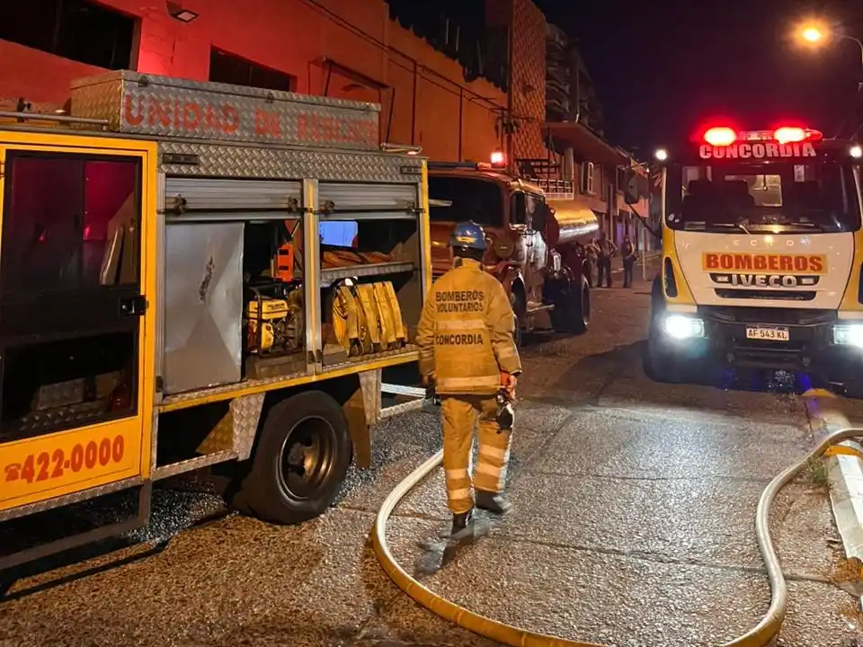 Incendio en el depósito de un supermercado de Concordia