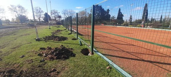 Se está construyendo en el Complejo Polideportivo de nuestra localidad una nueva cancha de tenis de polvo de ladrillo.