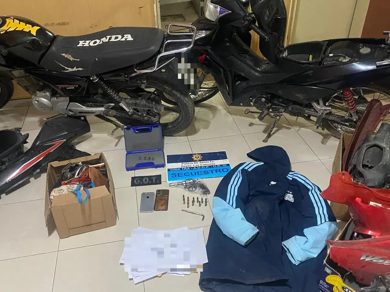 Esperanza: dos aprehendidos y secuestro de un arma, municiones y motos tras una investigación policial
