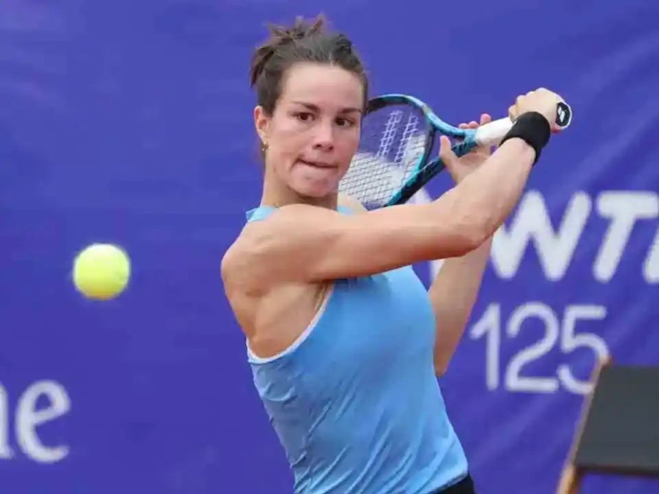 La británica Dart estaba visiblemente molesta tras quedar eliminada, por lo cual no dio declaraciones y abandonó el torneo entre críticas.