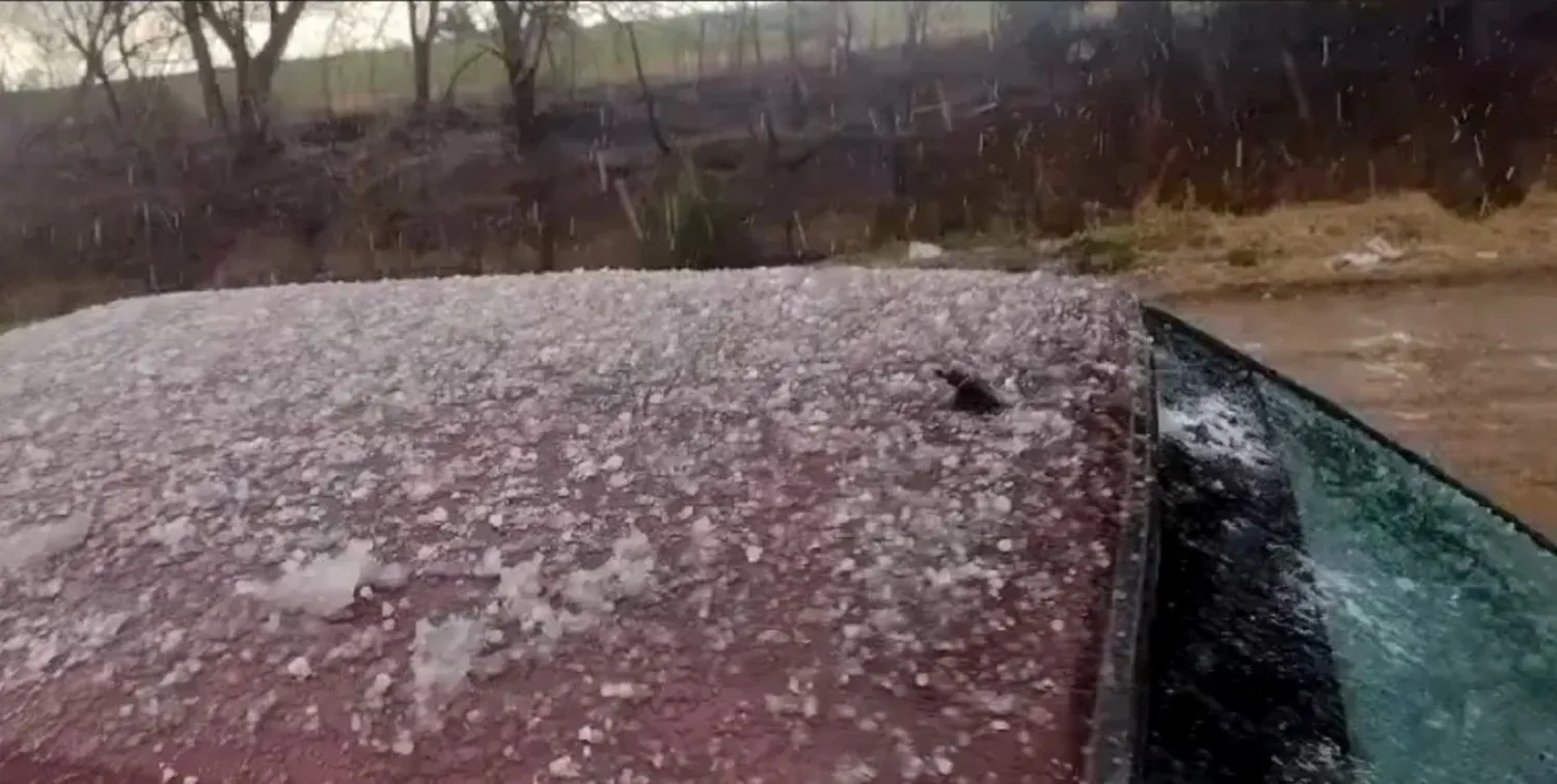 Los granitos de hielo sobre el techo del auto en el sur-sur santafesino.