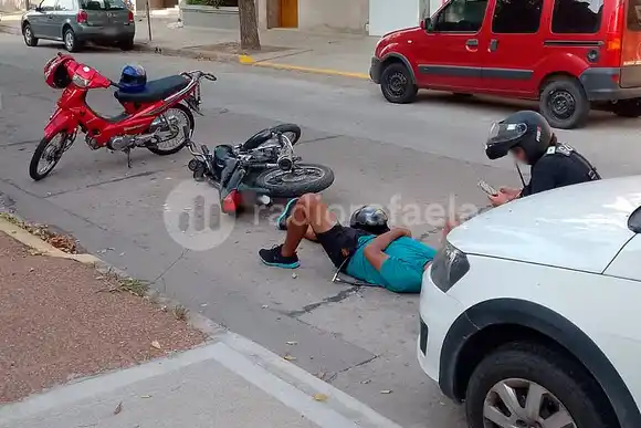 Un camión chocó a un motociclista, lo hirió y lo abandonó