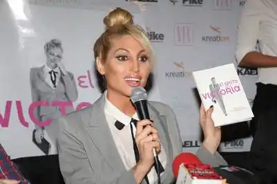 Xipolitakis presentó su biografía: sale $650 y tiene fotos impactantes