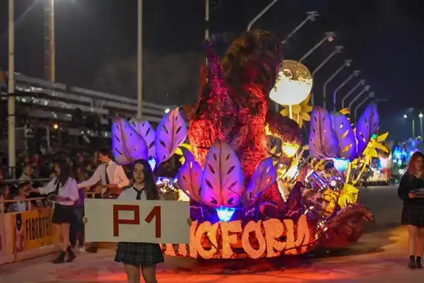 El Corsódromo se vistió de fiesta con las Carrozas Estudiantiles
