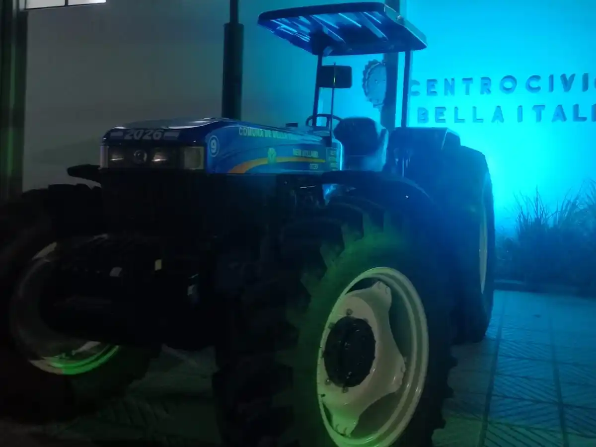 Bella Italia incorporó un tractor 0km a su flota y entregó equipamiento a instituciones locales
