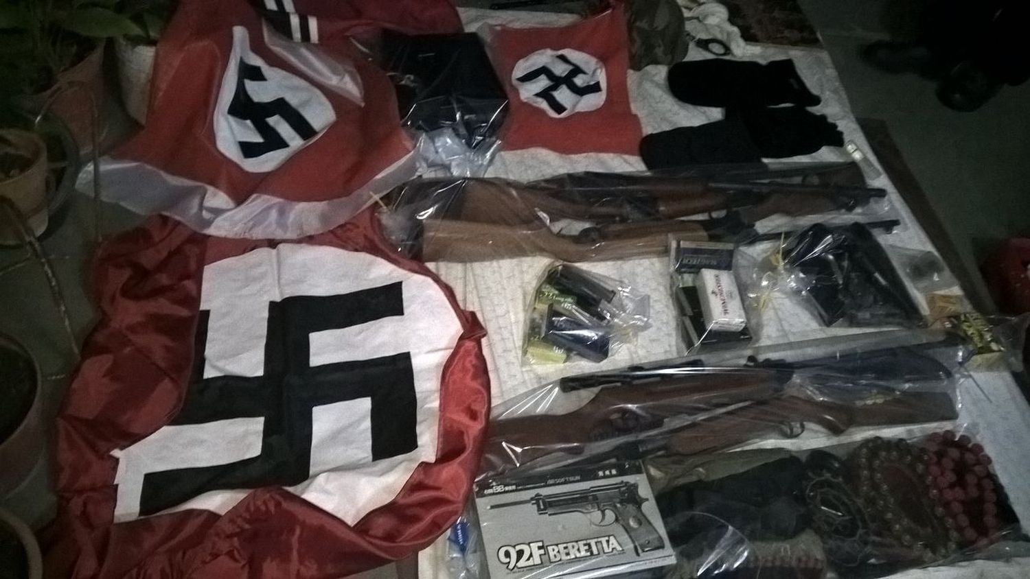 Un arsenal y simbología nazi en el oeste de la ciudad