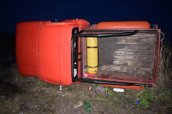 Dos jóvenes chocaron contra un puente y volcaron