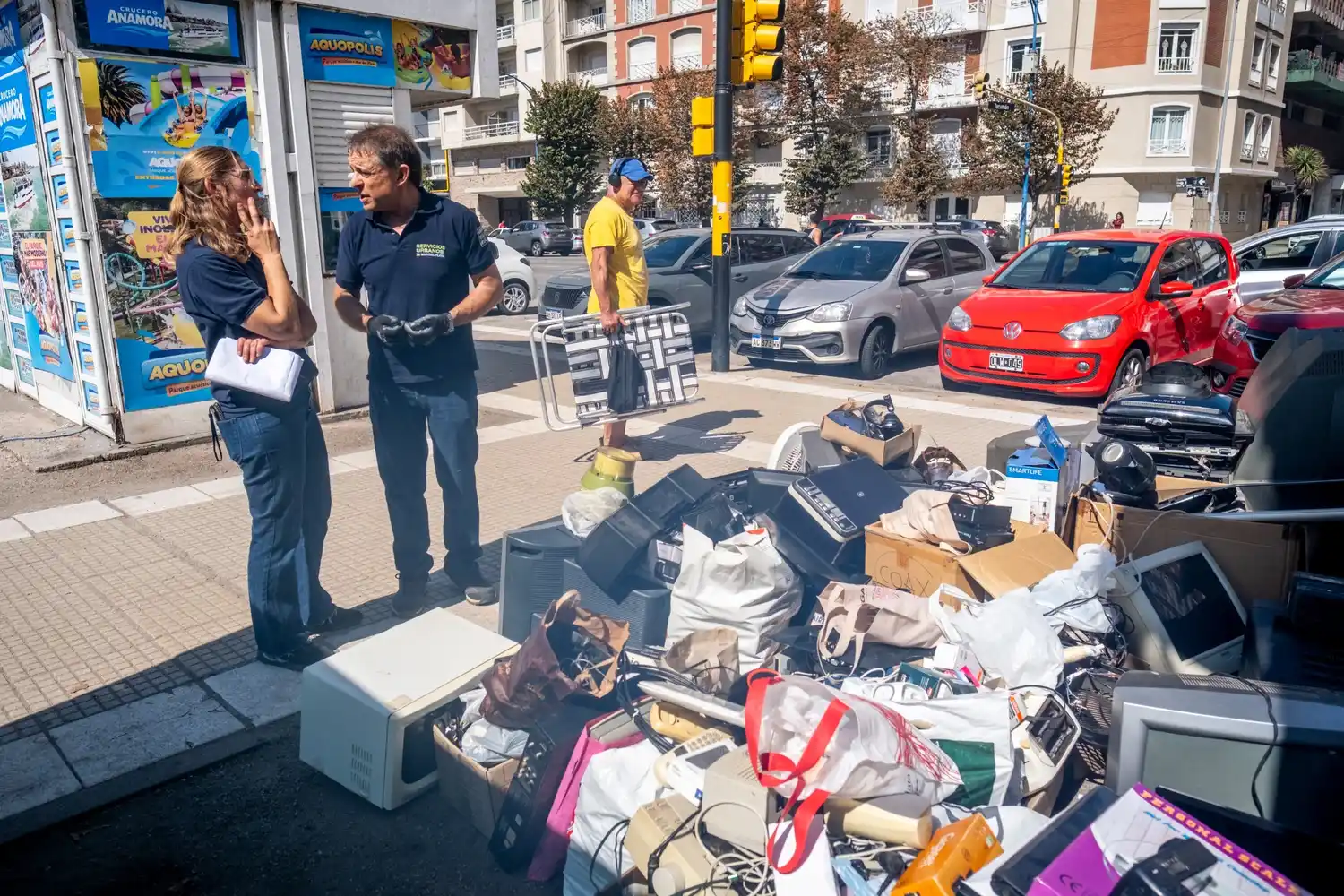 El dispositivo se realiza semanalmente en espacios públicos de la ciudad y permite a los vecinos acercar distintos materiales para su correcta disposición.